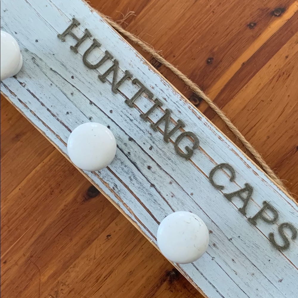Hunting Cap Hanging Rack - Picture 4 of 4